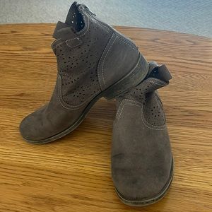 2/$12🎉Arizona Jeans Company Suede Booties
